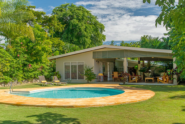 Linga - Awile Cottage in Discovery Bay  - Water Sports and Beachfront Bliss